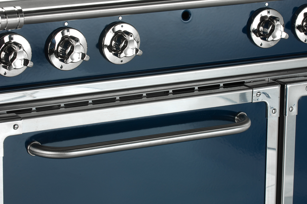 Detailansicht eines modernen blauen Herds mit Edelstahltür und Drehknöpfen Nahaufnahme eines blauen Herdes mit silbernen Bedienelementen und Griff, ideal für moderne Küchen