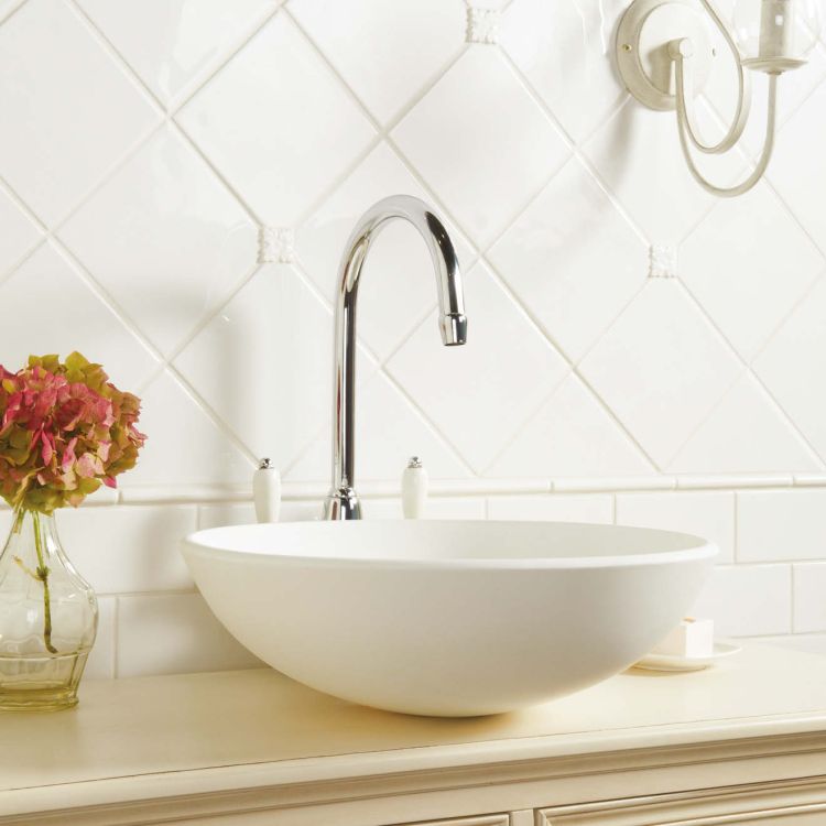 Rundes Keramik-Aufsatzwaschbecken mit hohem Wasserhahn