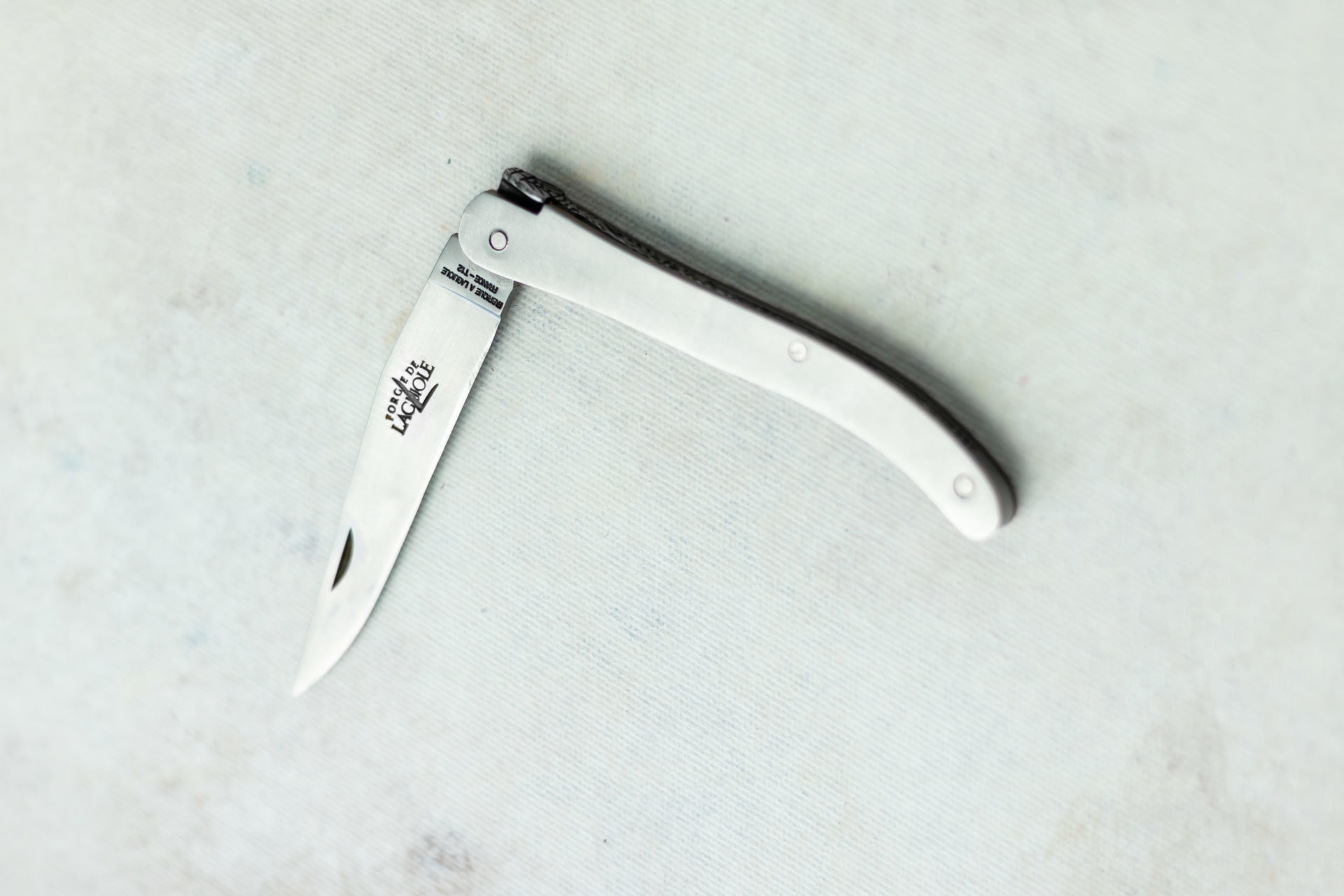Klassisches Klappmesser mit silbernem Griff – vielseitiges Taschenmesser für Outdoor und Alltag Klappmesser mit silbernem Griff und geöffneter Klinge, ideal für den täglichen Gebrauch oder Outdoor-Aktivitäten