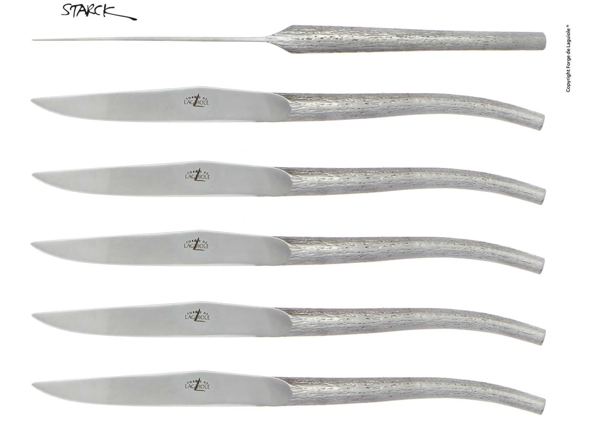 Set aus sechs Laguiole Steakmessern von Starck mit einzigartig strukturierten Edelstahlgriffen, ideal für stilvolles Servieren von Fleischgerichten. Sechs Laguiole Steakmesser von Starck mit gebogenen, strukturierten Edelstahlgriffen, nebeneinander angeordnet. Perfekt für den stilvollen Esstisch.
