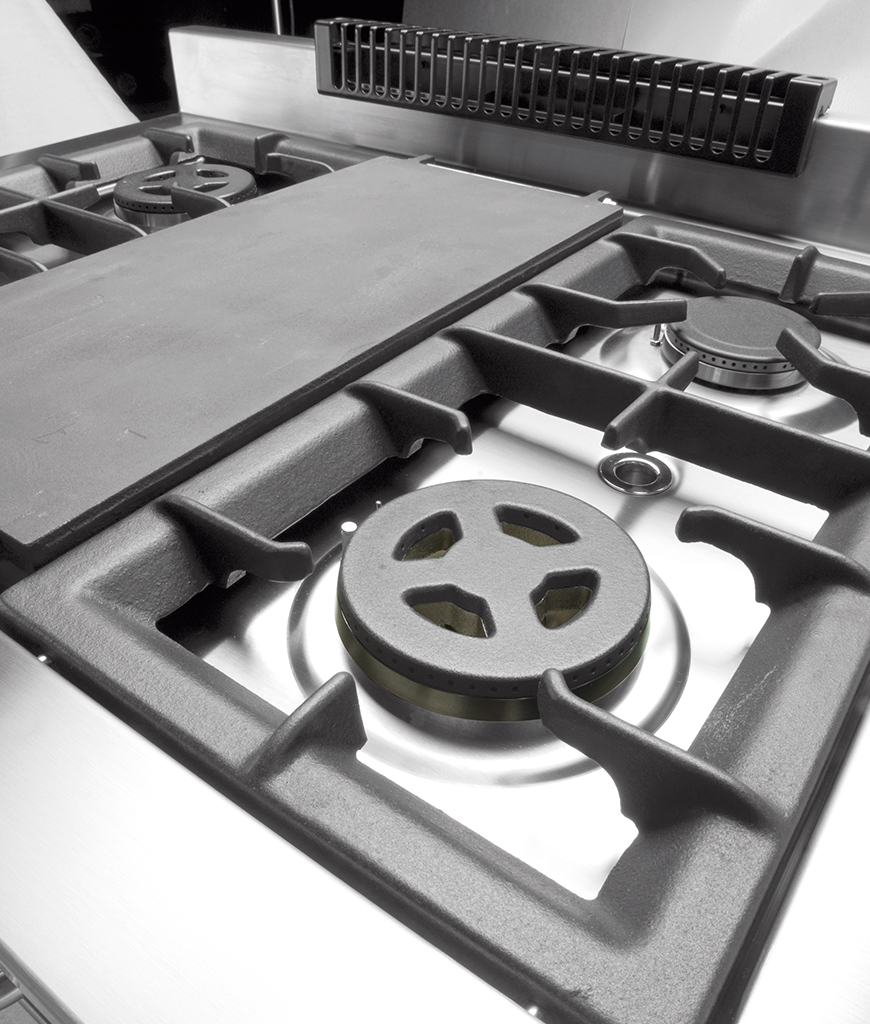 Hochwertiges Gaskochfeld aus Edelstahl mit robusten Gusseisen-Kochfeldern Detailaufnahme eines modernen Gaskochfelds mit massiven Gusseisenrosten und Edelstahl-Oberfläche