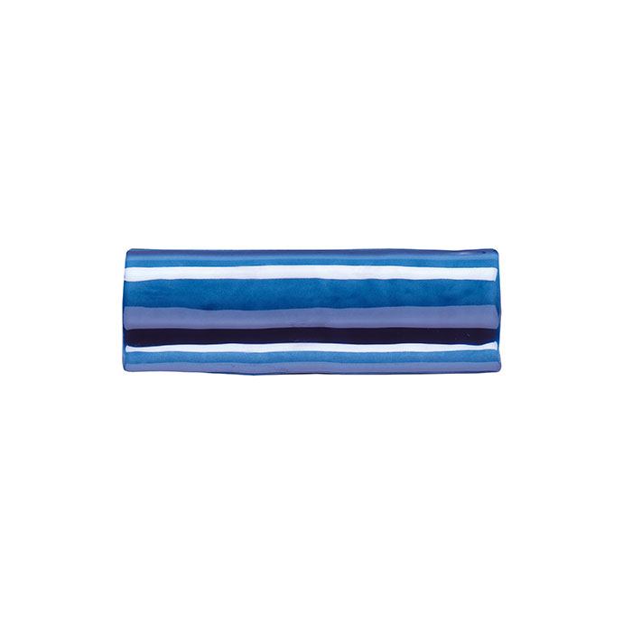Handtuch mit blauen und weißen Streifen – modernes Design, weiche Qualität Gefaltetes Handtuch mit blau-weißem Streifenmuster, seitlich fotografiert auf weißem Hintergrund