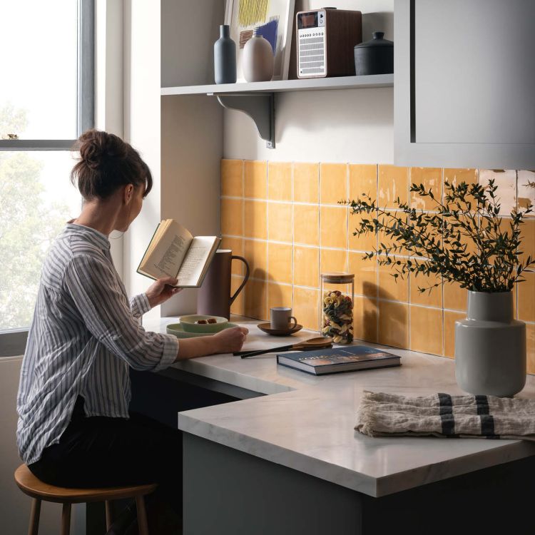 Gelbe Cosmopolitan Straw Fliesen, rustikale Wandoptik