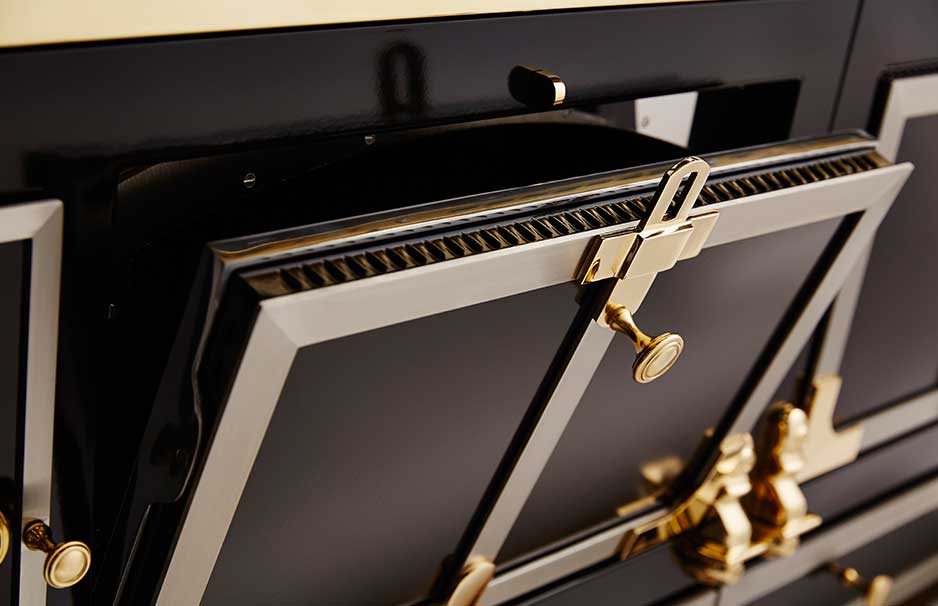 Detailansicht eines eleganten schwarzen Küchenofens mit goldfarbenen Griffen und Verzierungen Nahaufnahme eines luxuriösen, schwarzen Küchenofens mit goldenen Griffen und hochwertiger Verarbeitung
