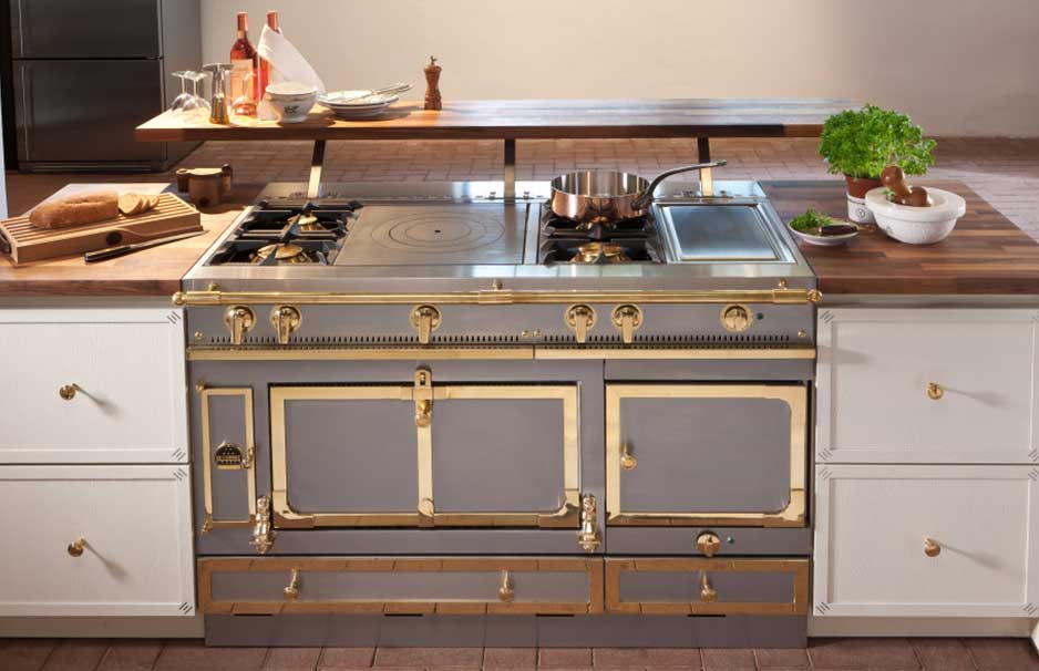 Exklusiver Herd im klassischen Design mit goldenen Akzenten und moderner Ausstattung Luxuriöser Herd im Vintage-Look mit goldfarbenen Details, integriert in einer stilvollen Küchenzeile, auf der frische Kräuter und Brot stehen