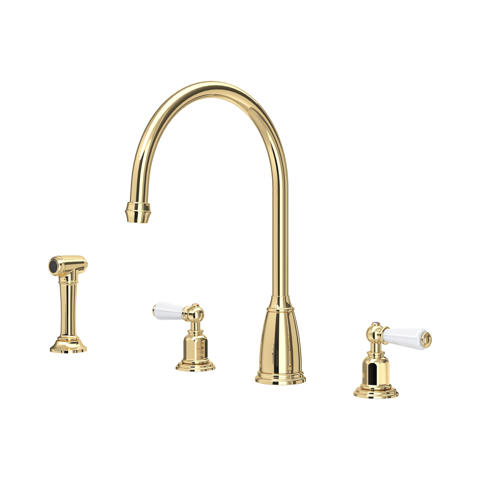 Goldene Messing-Küchenarmatur mit hohem Bogen, zwei Porzellangriffen und separater Seitenbrause; klassische 4-Loch-Armatur für Spülbecken, elegant poliert