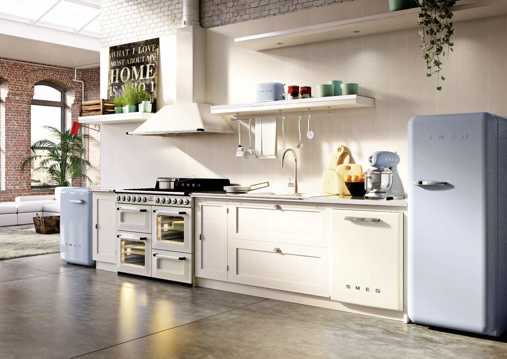 Helle Küche im Landhausstil mit cremefarbenen Smeg Elektrogeräten, großer Kochstelle, Kühlschrank, Küchenmaschine und stilvollen Accessoires in offener Loft-Atmosphäre