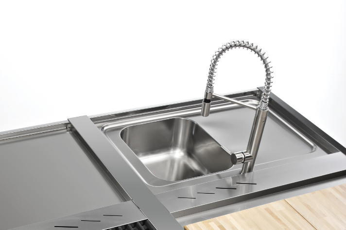 Moderne Edelstahlspüle mit flexiblem Wasserhahn für die Küche Edelstahlspüle mit flexiblem Küchenarmatur und integriertem Abtropfbereich auf Arbeitsplatte