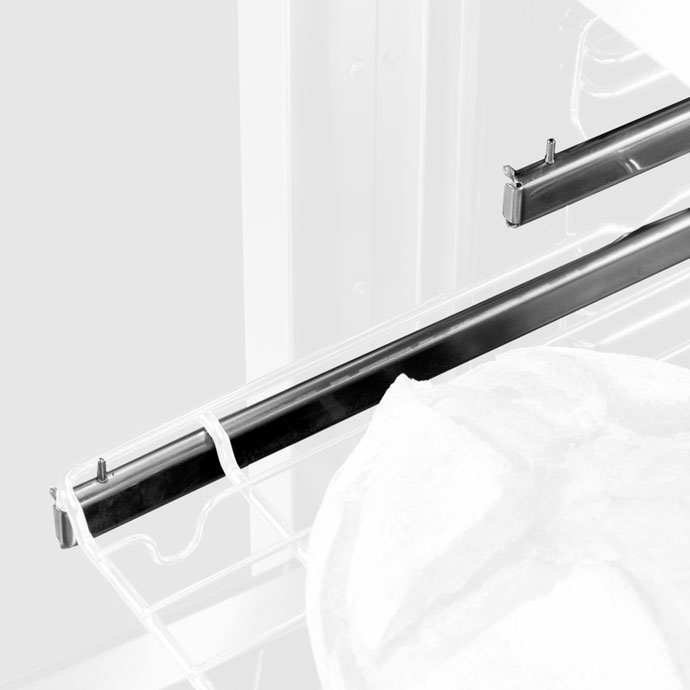 Backofen-Teleskopauszug für einfaches Herausziehen von Backblechen Detailaufnahme eines Teleskopauszugs im Backofen für komfortables und sicheres Backen