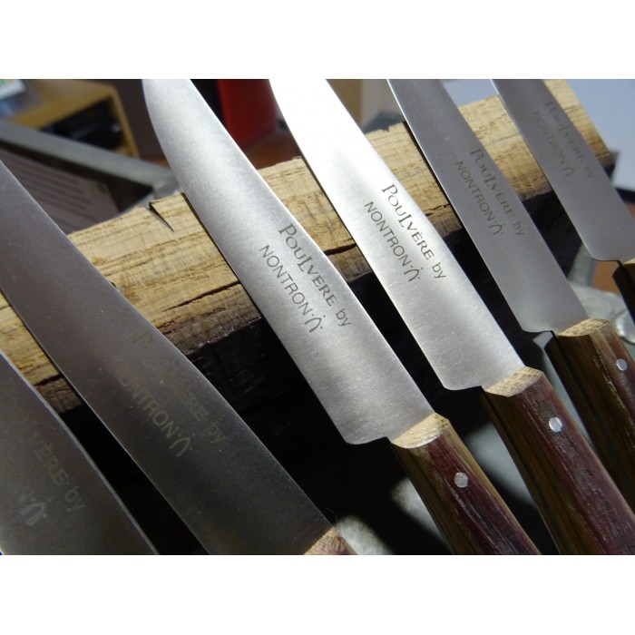 Nontron Messer mit Holzgriff – Französische Steakmesser im Set, hochwertige Klingen Mehrere hochwertige Nontron Steakmesser mit Holzgriffen und gravierten Klingen in einer Messerleiste