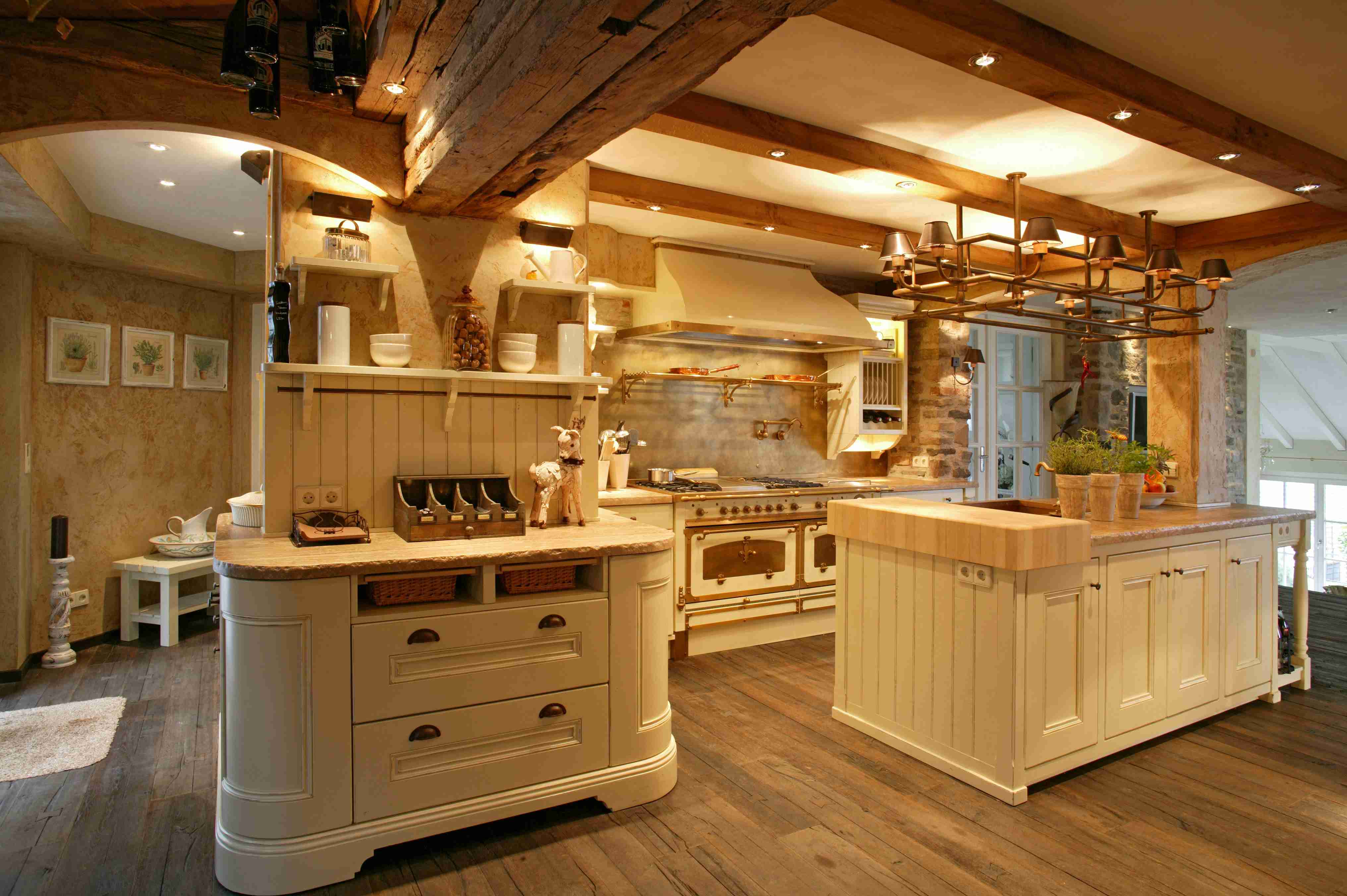 Exklusive Landhausküche mit rustikalen Holzbalken, Kücheninsel und hochwertigen Geräten Gemütliche Landhausküche mit Holzboden, Kücheninsel, rustikalen Holzbalken und stilvoller Dekoration