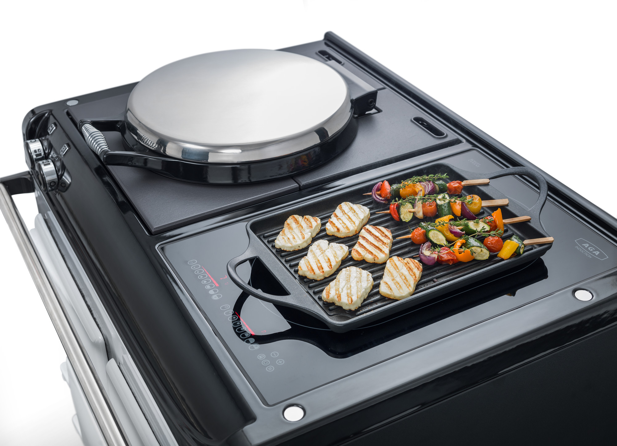 Induktionsherd mit Grillplatte, Grillkäse und Gemüsespießen – modernes Kocherlebnis Induktionsherd mit Grillplatte, darauf gegrillter Käse und bunte Gemüsespieße, ideal für gesundes Kochen in der modernen Küche