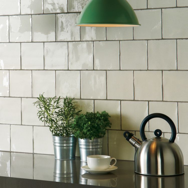 Küchenrückwand mit cremefarbenen Fliesen, Kräutern, Kessel