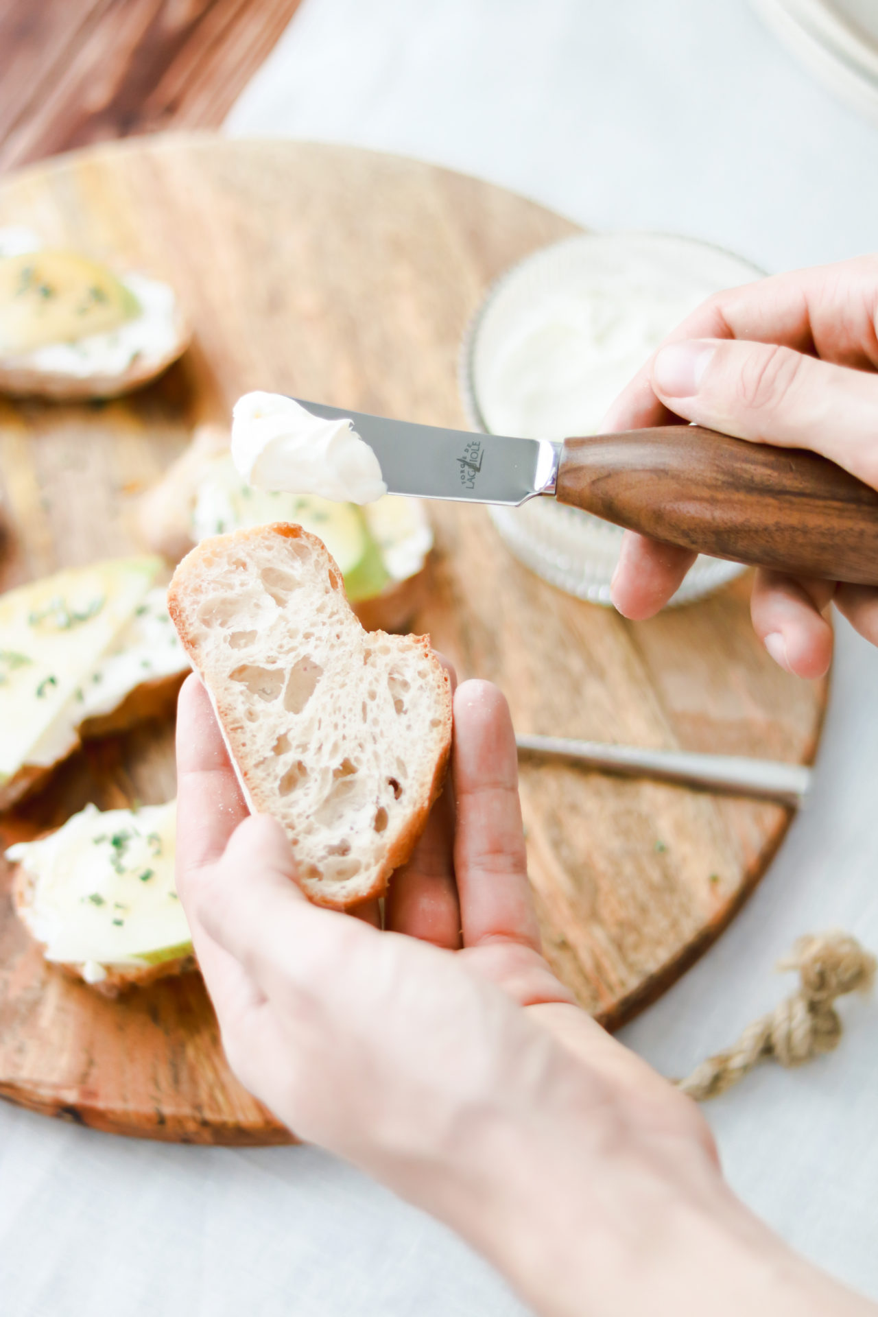 Buttermesser mit glänzender Edelstahlklinge aus Walnussholz