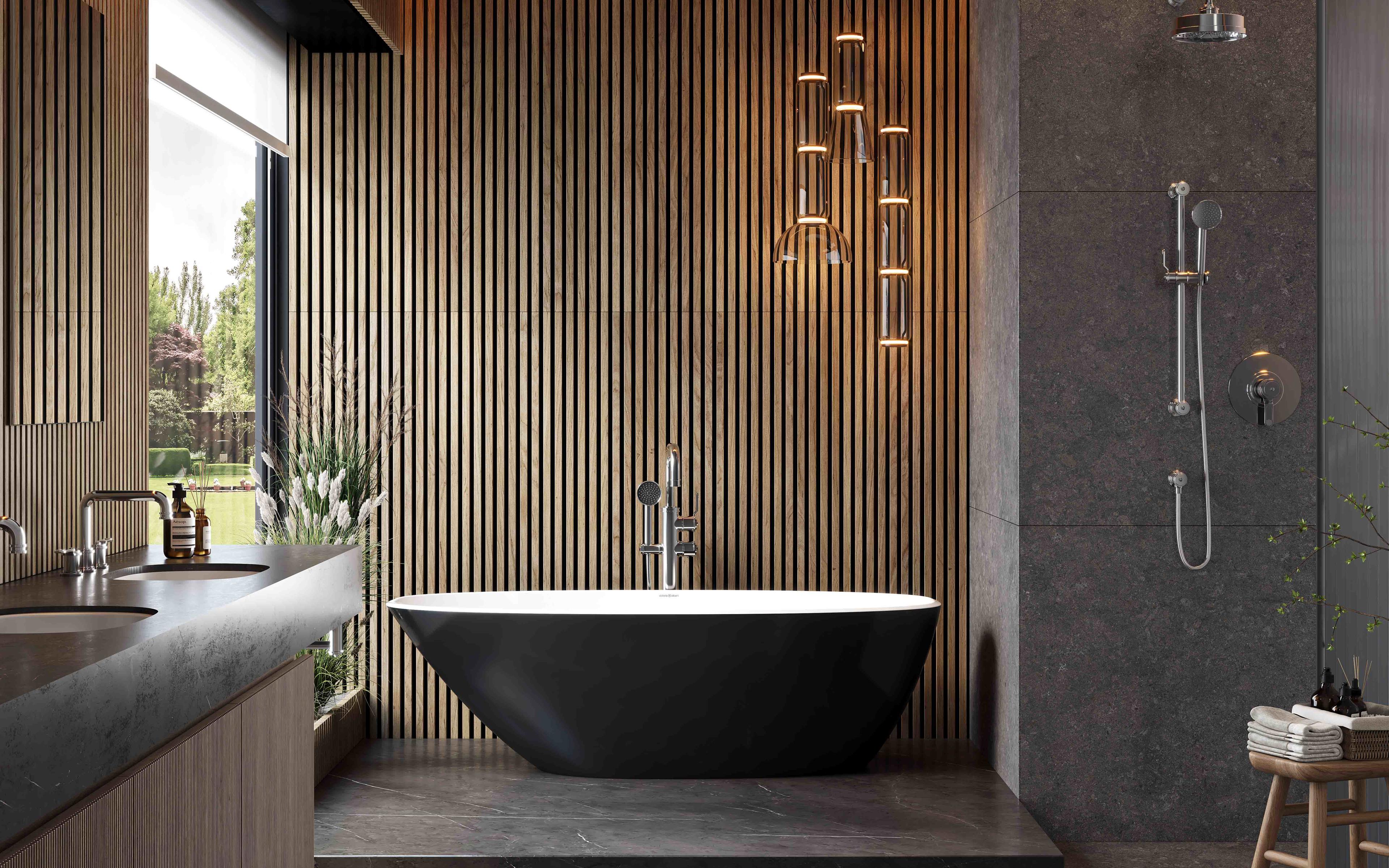 Modernes Badezimmer mit freistehender Badewanne in Mattschwarz, mittiger Standarmatur, Holzlamellenwand, Pendelleuchten und angrenzender Regendusche – Produktdarstellung für Premium-Badewanne.