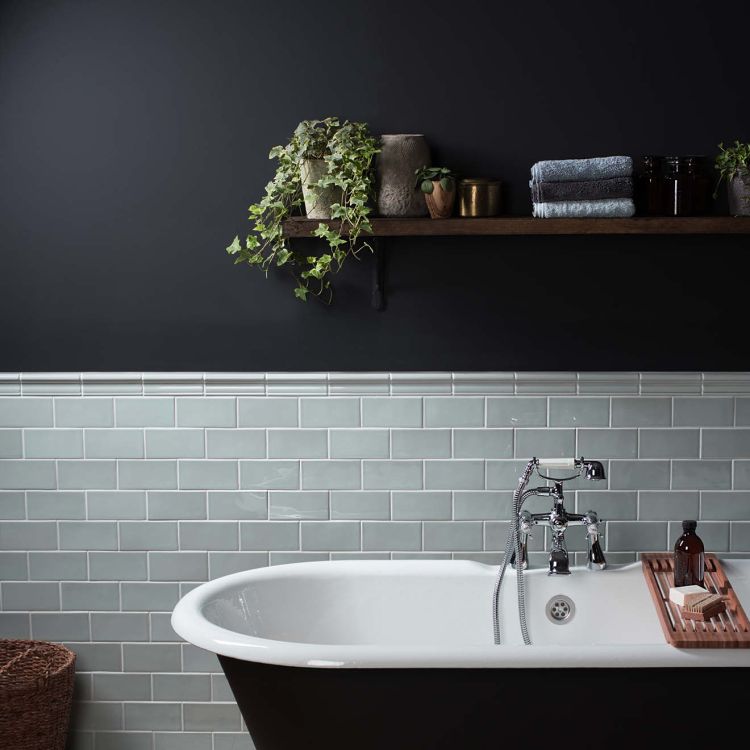 Badewanne, Metrofliesen, Holzregal mit Pflanzen