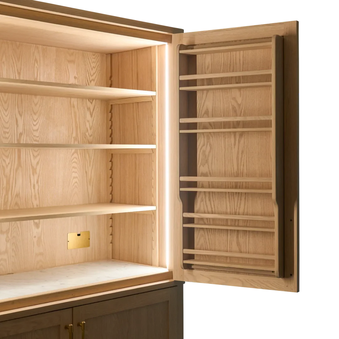 Offener Eiche-Vorratsschrank mit integrierter LED-Beleuchtung, Türregalen, verstellbaren Einlegeböden und Steinablage – ideal für organisierte Küchenaufbewahrung