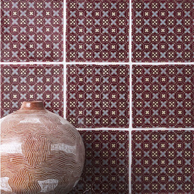 Rote Retro-Fliesen mit Muster und runder Keramikvase