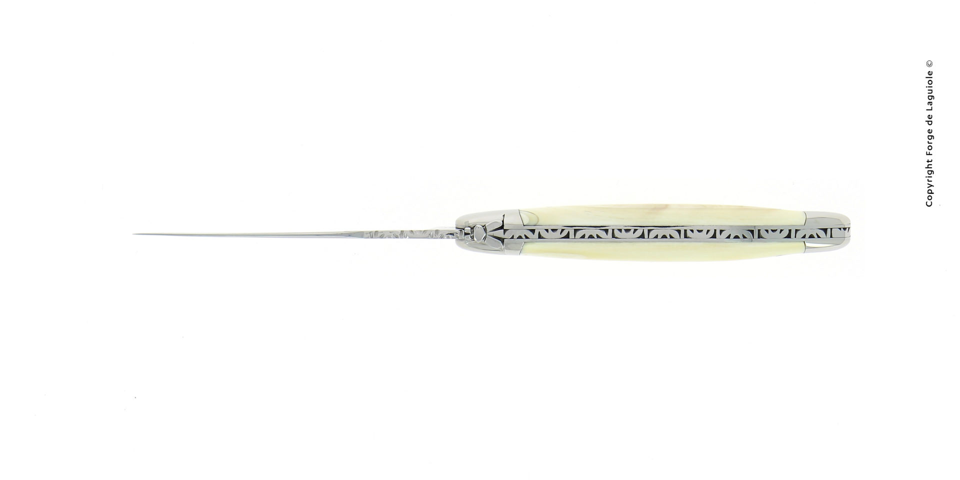 Laguiole Taschenmesser mit verziertem Rücken und Griff aus hellem Material, Draufsicht Handgefertigtes Laguiole Taschenmesser mit kunstvoll graviertem Rücken und hellem Griff von oben fotografiert