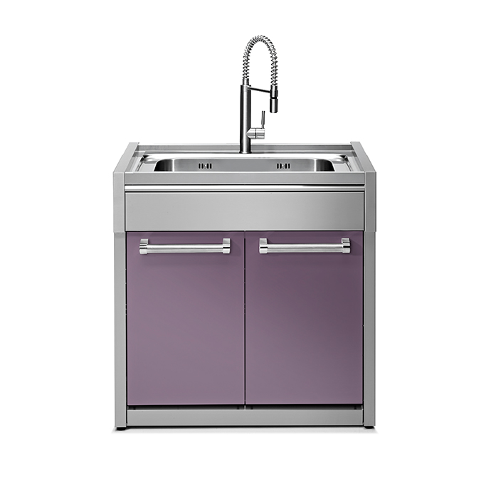 Moderne Küchenzeile mit Edelstahlspüle und lila Unterschrank, inklusive Designarmatur Kompakte Küchenzeile mit doppelter Edelstahlspüle, moderner Wasserhahn und Unterschränken in Lila