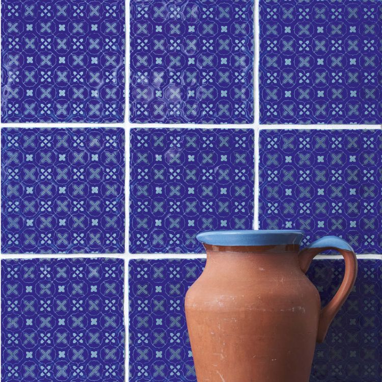 Blaue Keramikfliesen mit Muster, Terrakotta-Krug