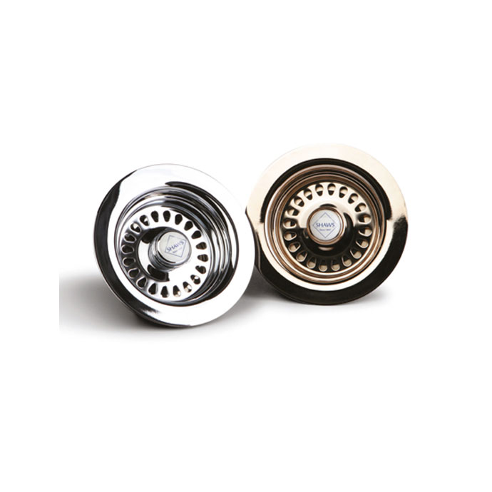 Ablaufgarnitur für Spülbecken aus Edelstahl und Messing – Shaws Design Zwei Ablaufgarnituren für Küchenspülen in Edelstahl und Messing, jeweils mit gelochtem Sieb und Shaws-Logo, auf weißem Hintergrund