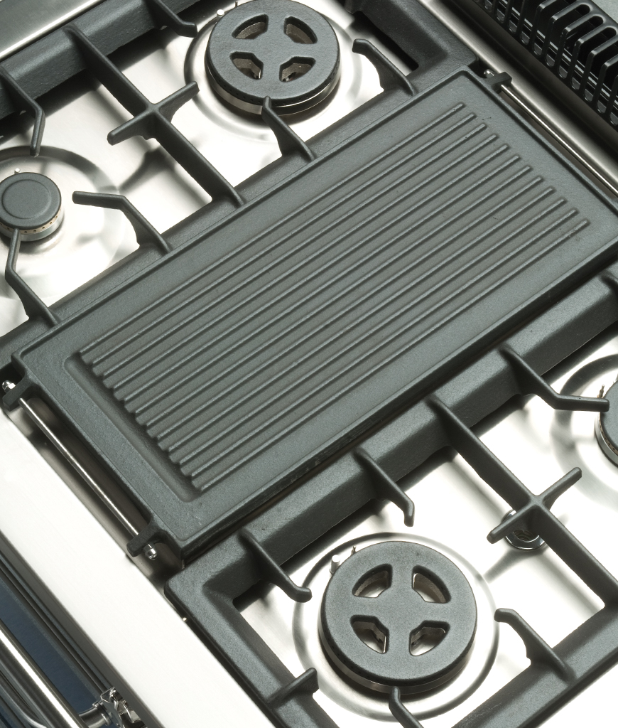 Gaskochfeld aus Edelstahl mit gusseiserner Grillplatte und vier Kochfeldern Detailansicht eines Gaskochfelds aus Edelstahl mit vier Brennern und einer zentral platzierten, geriffelten Grillplatte aus Gusseisen