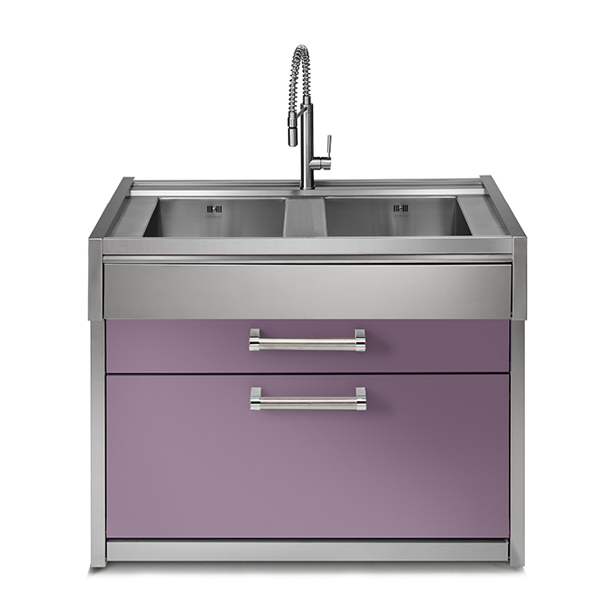 Moderne Edelstahlspüle mit Doppelbecken und lila Front für die Küche Küchenspüle aus Edelstahl mit zwei Becken, moderner Armatur und lila Frontblenden