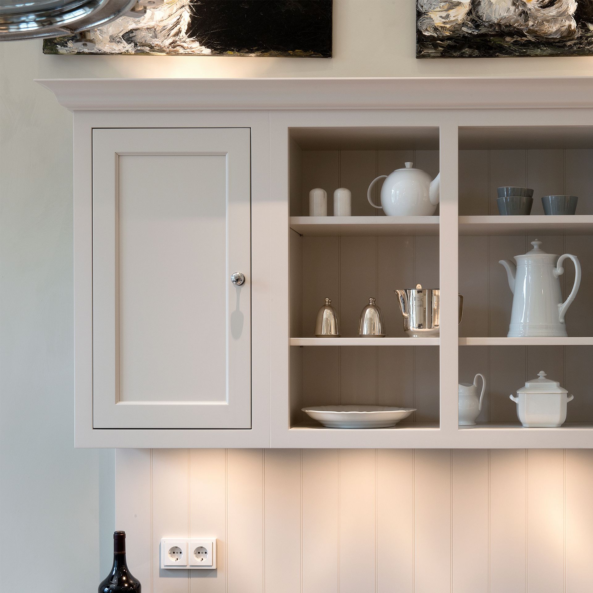Cremefarbener Hängeschrank im Landhausstil mit offenen Fächern, bestückt mit weißem Porzellan und Silber-Accessoires; Qualitäts-Küchenmöbel für elegante Aufbewahrung und Präsentation