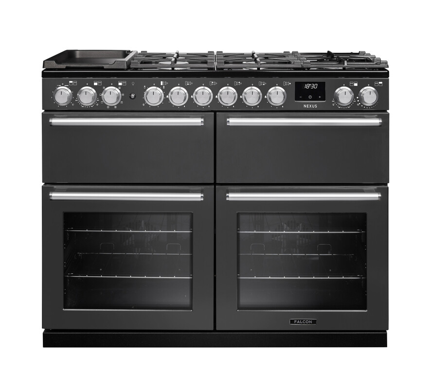 Falcon Nexus Range Cooker in Schwarz, breiter Standherd mit Gas-Kochfeld, Grillplatte, Bedienknebeln und zwei großen Sichtfenster-Backöfen – ideal für Familienküchen und ambitioniertes Kochen