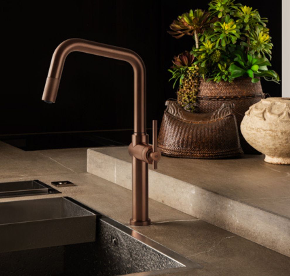 Moderne bronzene Küchenarmatur an der Spüle