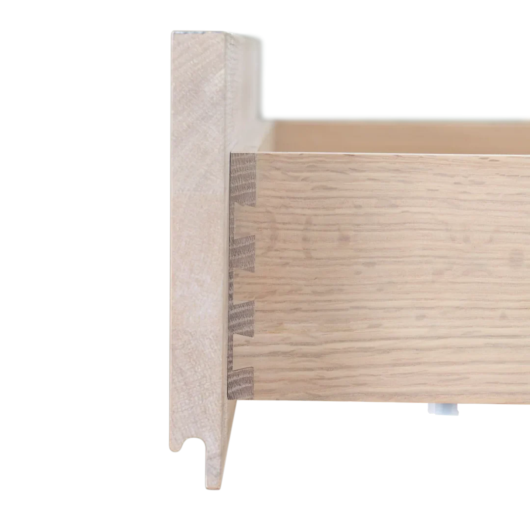 Detailansicht einer Massivholz-Schublade mit klassischer Zinkenverbindung; stabile, hochwertig verarbeitete Schubladenseite für Möbel und Küchen
