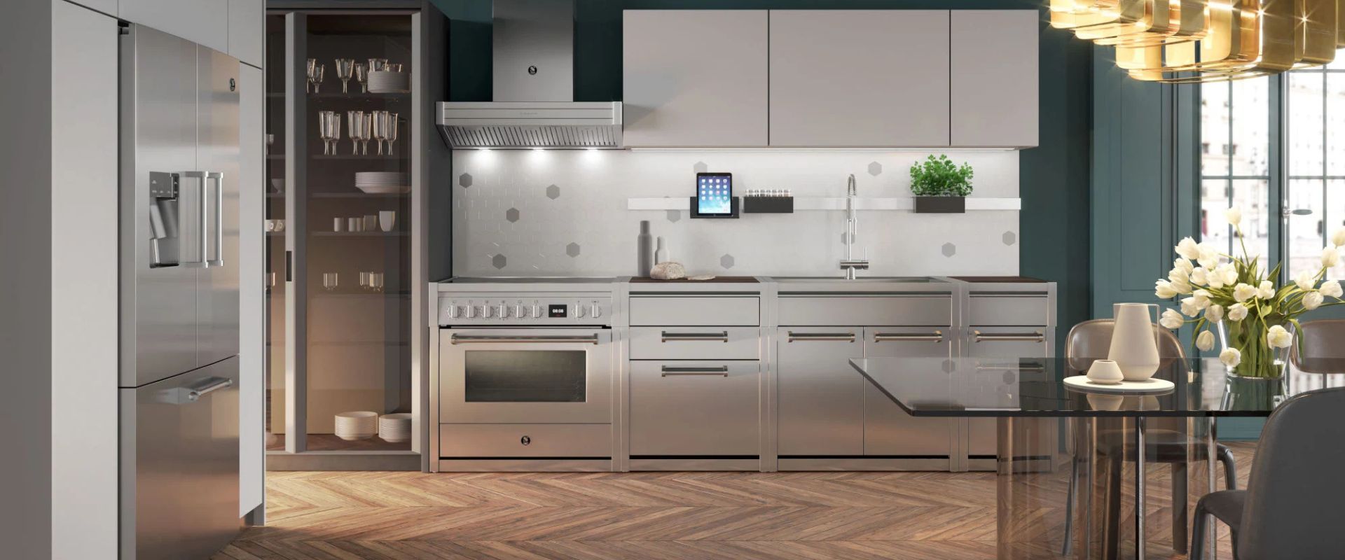 Zeitlose Designküche aus Edelstahl: Küchenzeile mit großem Backofen/Herd, Dunstabzugshaube, Relingschiene mit Tablet-Halter, Spüle und Side-by-Side-Kühlschrank, davor Glastisch mit Blumen