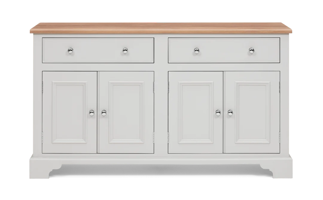 Weißes Landhaus-Sideboard mit Eichenholzplatte, zwei Schubladen und vier Türen; idealer Stauraum für Wohn- oder Esszimmer