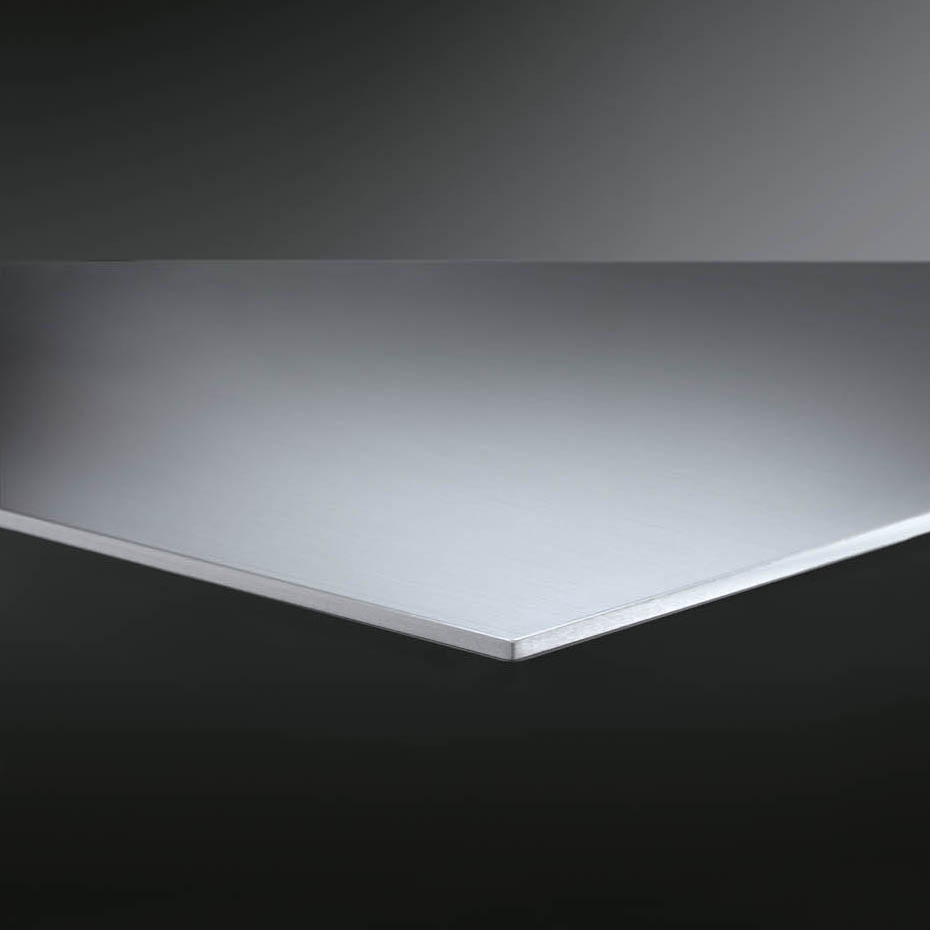 Edelstahl Blech, gebürstet, 2mm Stärke – vielseitig verwendbar für Handwerk und Industrie Nahaufnahme eines gebürsteten Edelstahlblechs mit 2mm Stärke auf dunklem Hintergrund