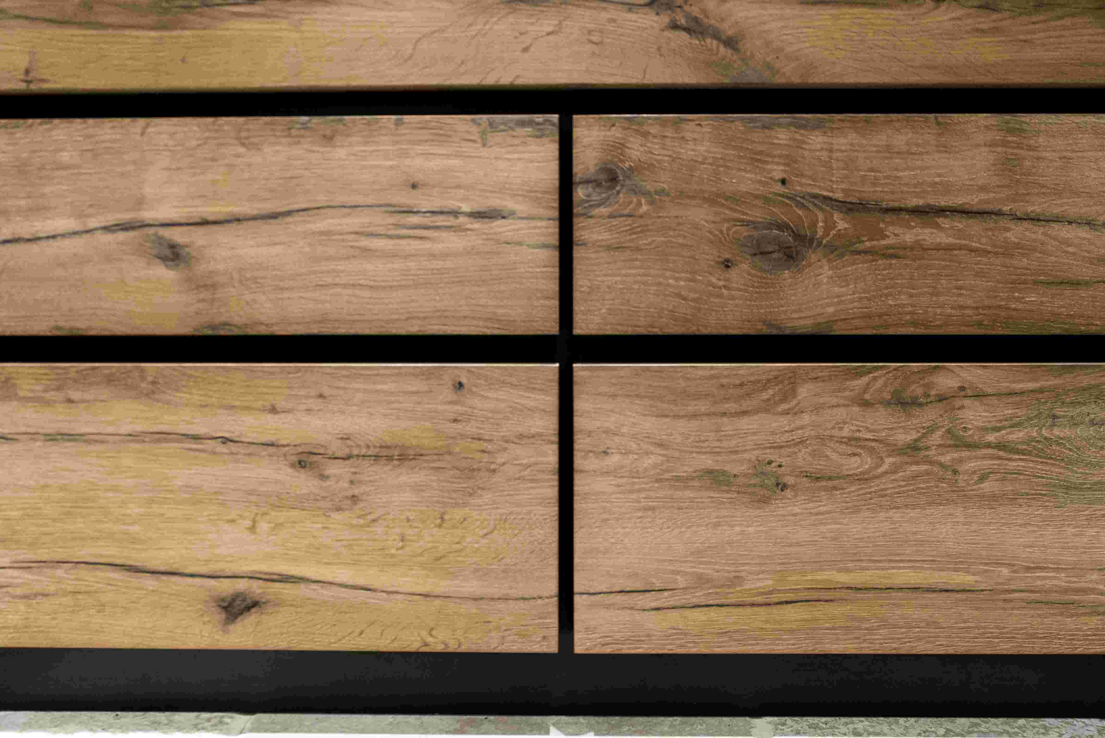 Detailansicht einer Holzmöbeloberfläche mit natürlicher Maserung und Knoten