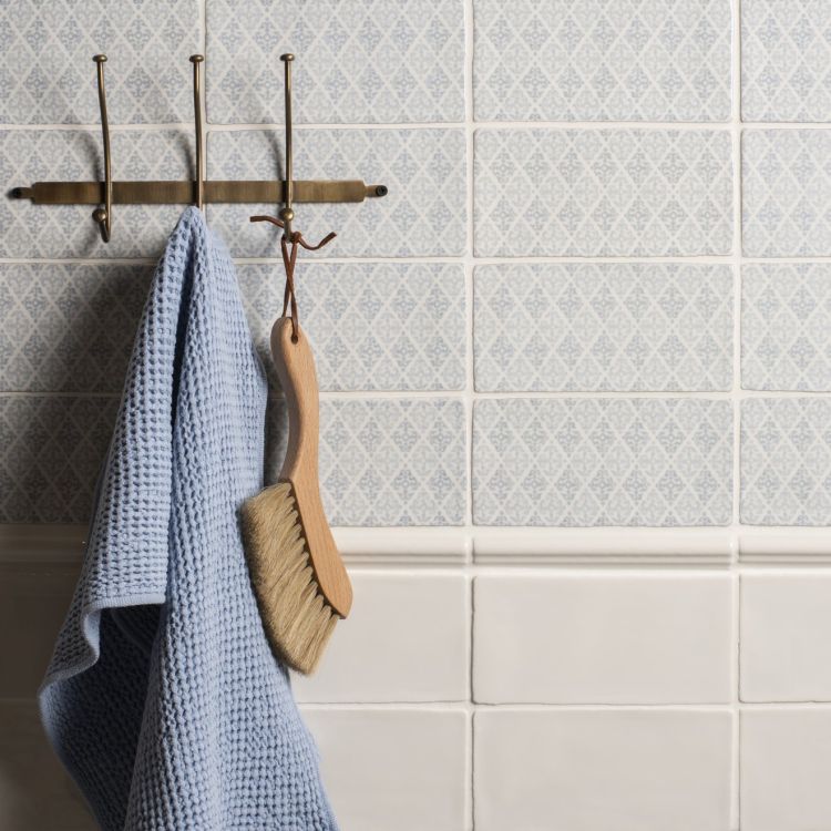 Bad-Set: blaues Waffelhandtuch mit Holzbürste an Haken