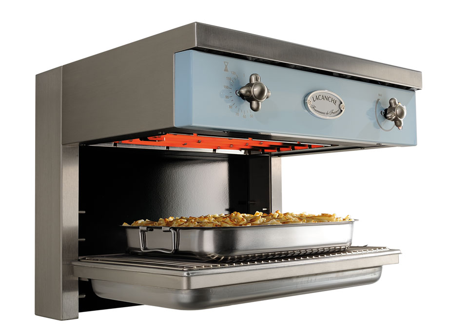 Lacanche Salamander Grill in Edelstahl und Hellblau mit Grillblech – Professionelles Küchengerät Salamander Grill von Lacanche in Edelstahl mit hellblauer Front und Reglern, darunter Grillblech mit überbackenem Gericht