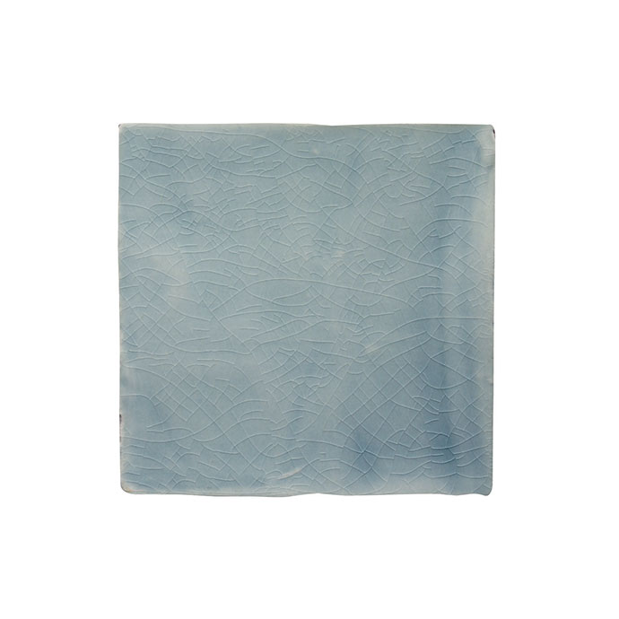 Quadratischer Teller aus Keramik in Hellblau mit feinem Craquelé-Muster Keramikteller in Hellblau, quadratisch, mit feinem Craquelé-Muster auf der Oberfläche