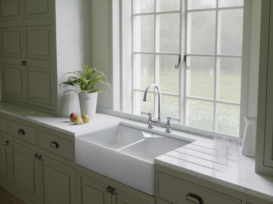 Küchenszene mit AGA Rangemaster Classic Double Belfast 80: weißes Fireclay-Doppelbecken mit zwei gleich großen Becken und sichtbarer Front, mittige Armatur; passend für 80‑cm-Unterschrank (800×500 mm).