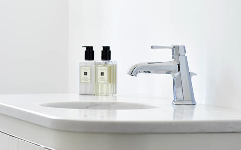 Perrin & Rowe Deco 3146 – elegante 3‑Loch Waschtischarmatur für Wandmontage mit Kreuzgriffen und Keramikkartuschen in klassischer Deco-Optik; aufgeräumter Waschtisch, Chrom-Finish