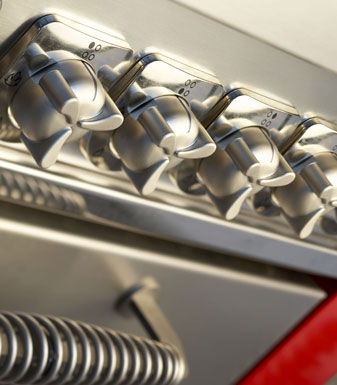 Detailaufnahme von Edelstahldrehknöpfen an einem modernen Gasgrill Nahaufnahme von mehreren Edelstahldrehknöpfen und einem Handgriff an einem Gasgrill