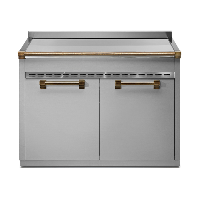 Edelstahl Unterschrank mit Messinggriffen und zwei Türen, ideal für moderne Küchen Moderner Küchenunterschrank aus Edelstahl mit zwei Türen und Messinggriffen, passend für hochwertige Kücheneinrichtungen