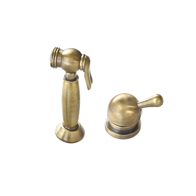 Retro Duscharmaturen-Set aus gebürstetem Messing, Handbrause und Mischbatterie Antikes Duschset bestehend aus Handbrause und Einhebelmischer aus gebürstetem Messing auf weißem Hintergrund