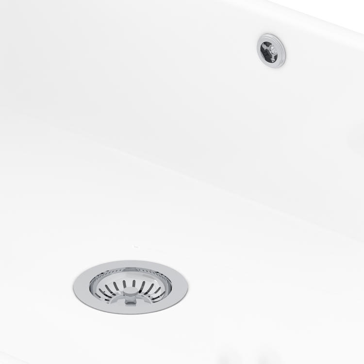 Detail der weißen Keramikspüle: runder Ablauf mit Siebkorbventil und verchromtem Überlauf; hygienische, leicht zu reinigende Oberfläche für die Küche