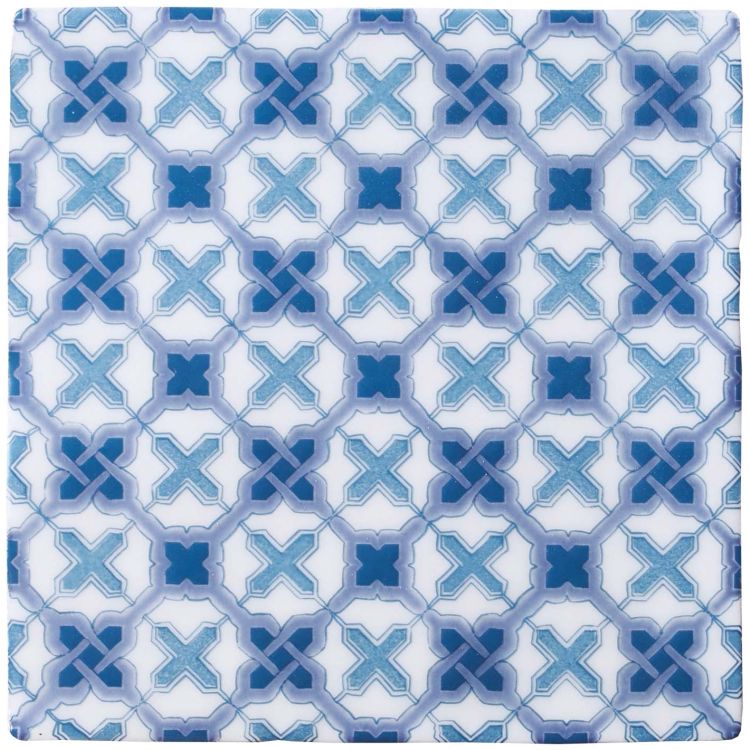 Dekorfliese in Blau-Weiß mit ornamentalem X-Karo