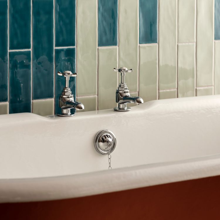 Glänzende Cosmopolitan Mint Schmalfliese an Badwand