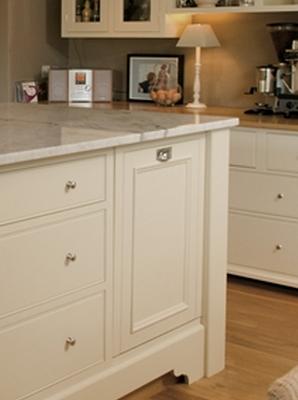 Moderne cremefarbene Kücheninsel mit Marmorphfläche und eleganten Schubladen Detailansicht einer Kücheninsel in Creme mit Schubladen, Marmortheke und stilvollen Accessoires