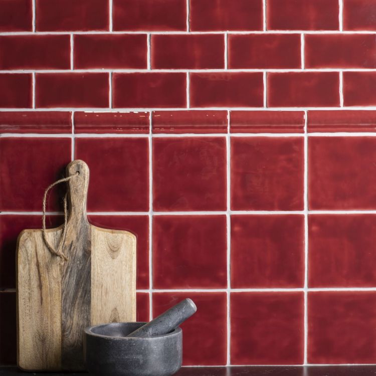 Rote Wandfliesen, glänzend, mit weißen Fugen