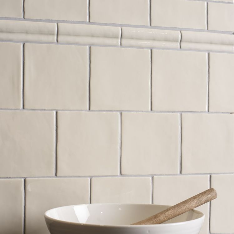 Cosmopolitan Palomino Halbfliese, cremeweiß, handgefertigt